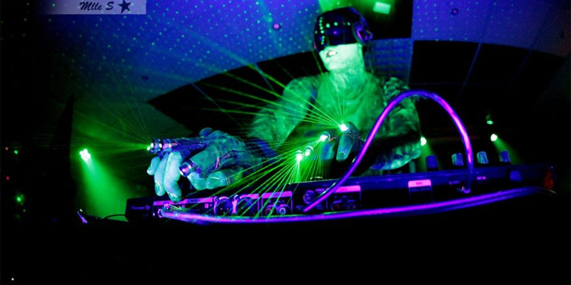 DJ Pamlee en set, portrait 2